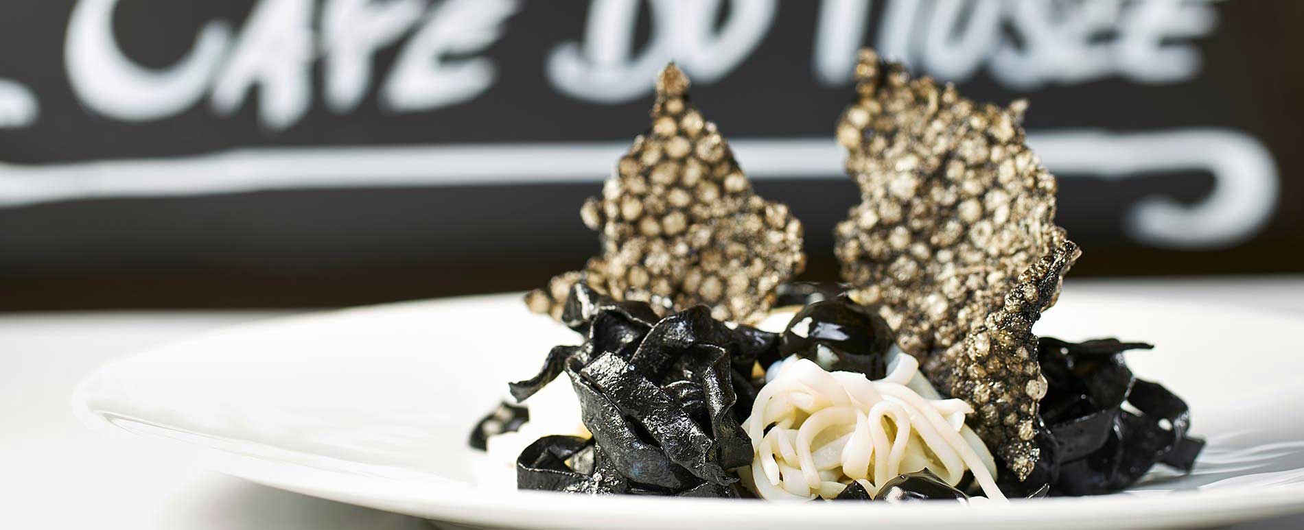 hommage a pierre soulages brou de noix encornet tagliatelle a l'encre seiche, mayonnaise a l'ail noir